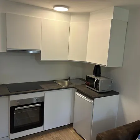 De Lux , 3 Borders , Free Parking ,