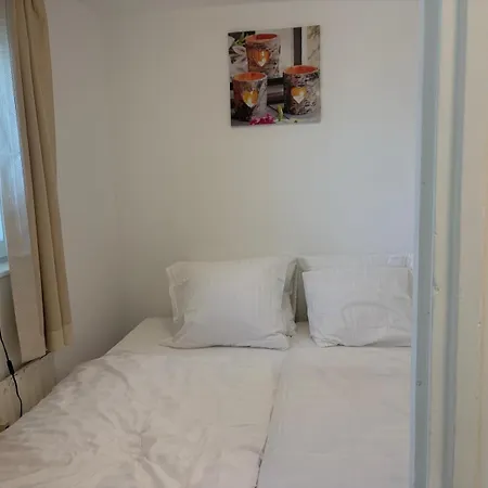 De Lux , 3 Borders , Free Parking ,